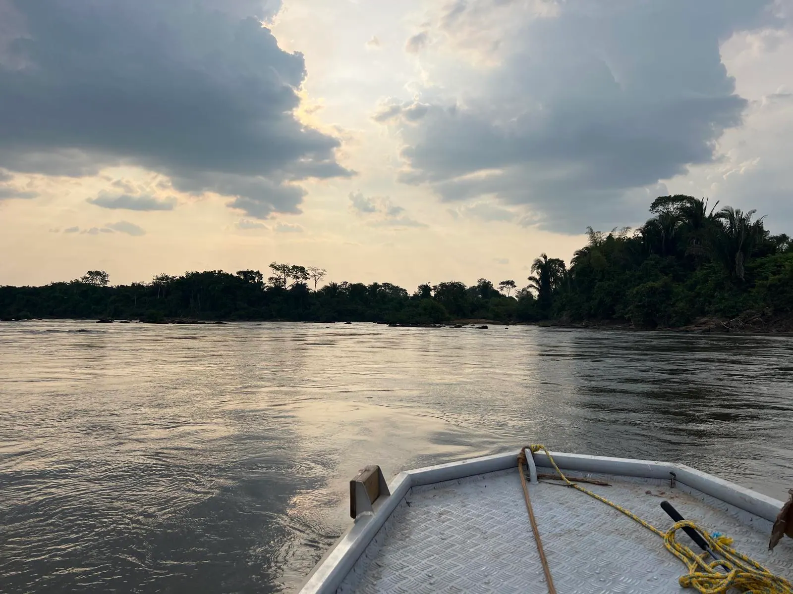 Rio Machado, proa de barco no rio