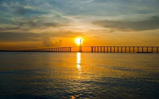 Rio Negro, pôr do sol com a ponte